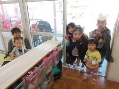 ドアの横に黒いマント姿の子供たちが立っていてピースをしたりしている写真