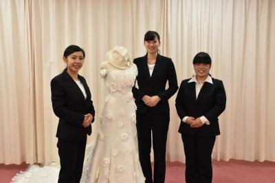 ウェディングドレスと一緒に撮影している田中麗さん・上田夏歩さん・張本芽衣さんの写真