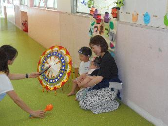 親子でフォトスポットを楽しむようす