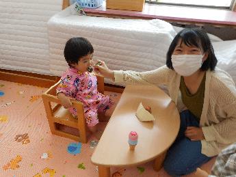 たこ焼きを食べるごっこ遊びの様子