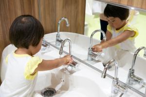 子どもが手を洗っている画像