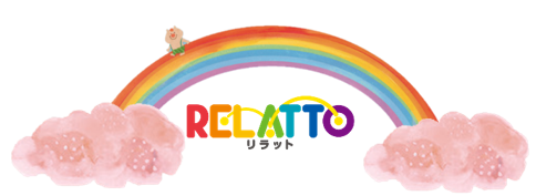 RELATTOの文字と雲から虹が伸びているイラスト