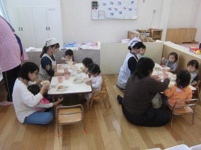 給食の体験をする親子の写真