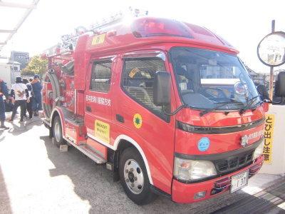 赤い消防車を左前から全体を写した写真