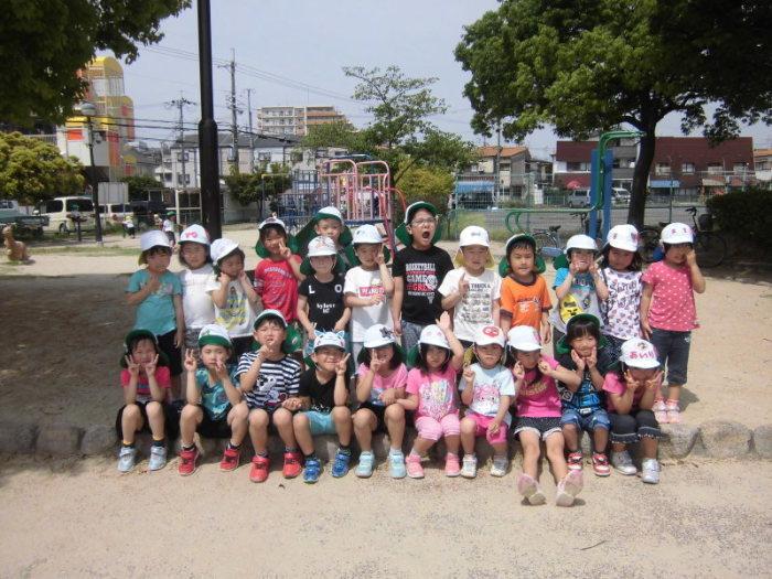 黒原旭町公園で撮影した白い帽子を被った5歳児クラスの集合写真