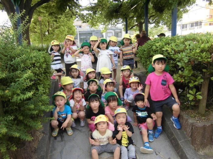 黒原旭町公園で撮影した黄色い帽子を被った3歳児クラスの集合写真