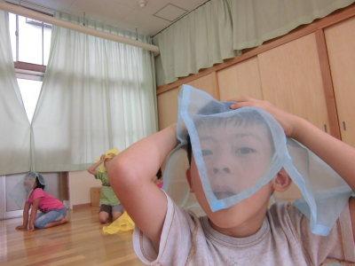 頭にカラースカーフのをせている子供たちの写真
