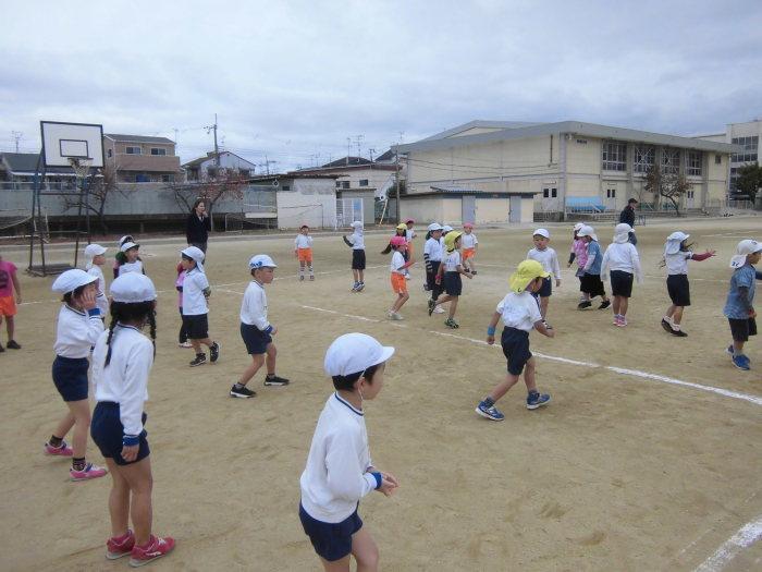 啓明小学校運動場でドッチボール大会を楽しんでいるたくさんの園児達の写真