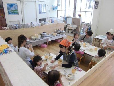 給食を体験する子供たちの写真