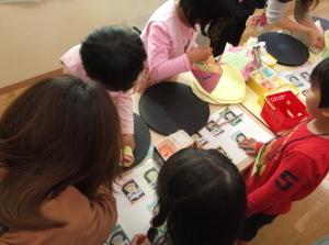 画用紙や折り紙でクレープを作っている子供たちの写真