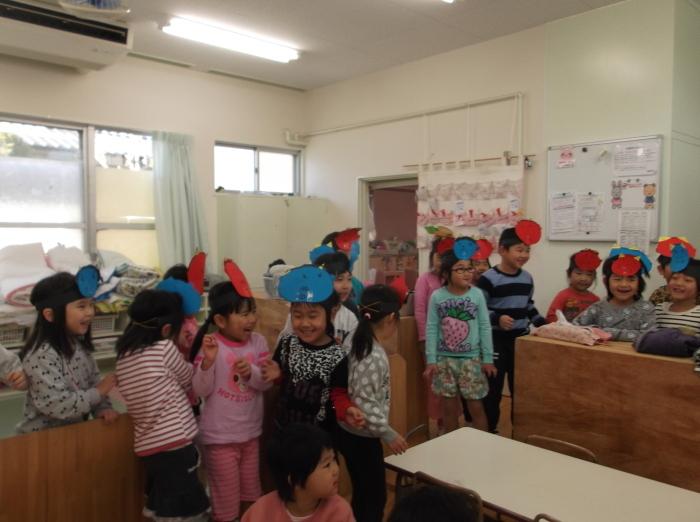 赤と青の鬼のお面をつけて教室の隅に集まっている子供たちの写真