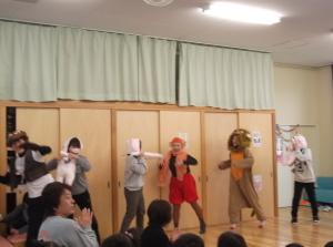 動物の格好をしてダンスを踊っている6名の先生の写真