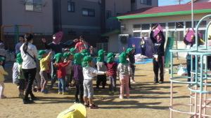 さつまいもに変身した先生たちが両手を上に挙げて踊っており、集まっている子ども達も先生の真似をしながら踊りを踊っている写真