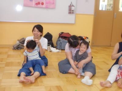 子供を膝にのせ親子で体を楽しそうに動かしている2組の親子をアップで写した写真