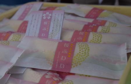 桜色のやさしい色合いで包装されている桜ふわわのお菓子が並べられている写真