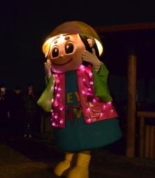 はちかづきちゃんがライトアップされ光っている写真