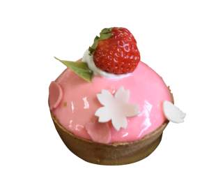 イチゴが1粒のり、チョコレートで桜の花びらが型とられたタルトケーキの写真