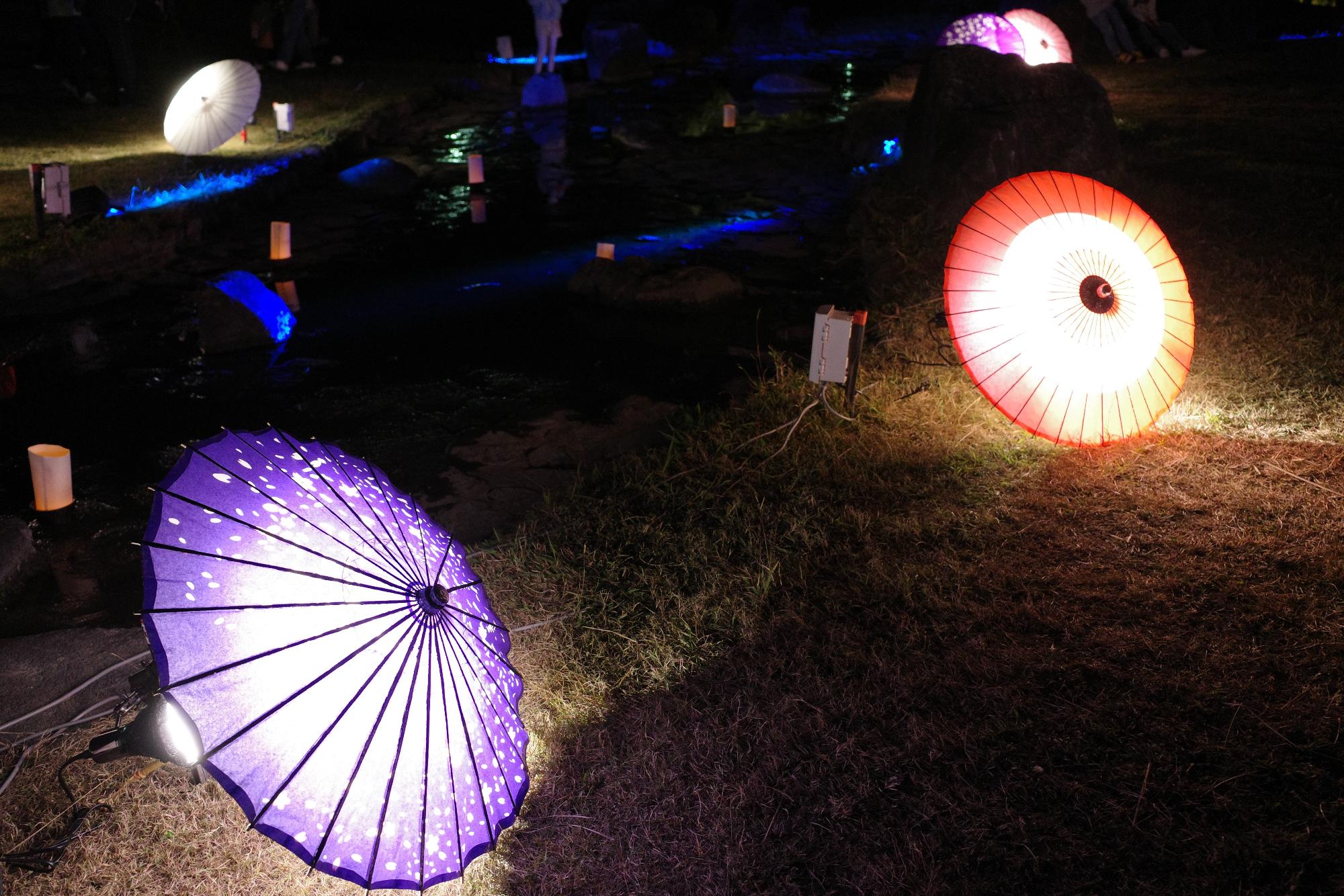 水辺はライトアップされた和傘とランタンで幻想的な空間になっています