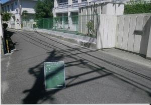 緑色のフェンスが学校の周りに取り付けられている施工後の写真