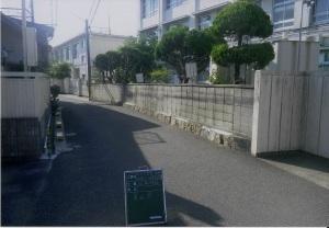 学校を取り囲むように道路沿いにあるブロック塀が続いている施工前の写真