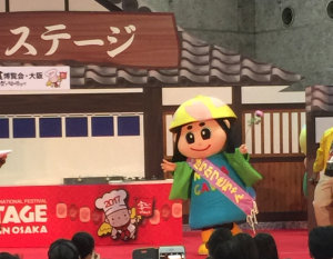 はちかづきちゃんが食博覧会・大阪のステージに立っている写真