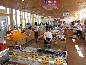 沢山の商品が陳列されており、お客さんで賑わっている道の駅すさみの店内の写真