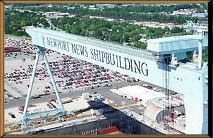 水色の鉄筋に「NEW PORT NEWS SHIPBUIRDING」と書かれており、造船関係の大きな機械が写っている姉妹都市ニューポートニューズ市の写真