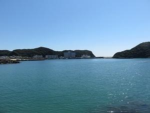 海の向こう側に2つの島のようなものが続いて見えるすさみ町の景観の写真