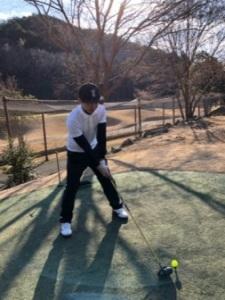 ゴルフを楽しんでいる山本さんがショットを打つ前の写真