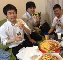 同期の男性3名でピザを食べてる中野さんの写真