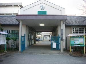 第五小学校の校舎の正門の写真