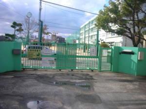 第五中学校の正門の写真