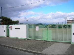 第八中学校の正門の写真