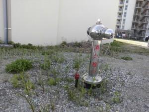 屋外に設置された銀色の屋外消火栓の写真