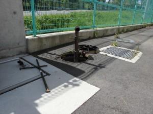 明徳ポンプ場の地面に設置されている緊急給水栓の写真