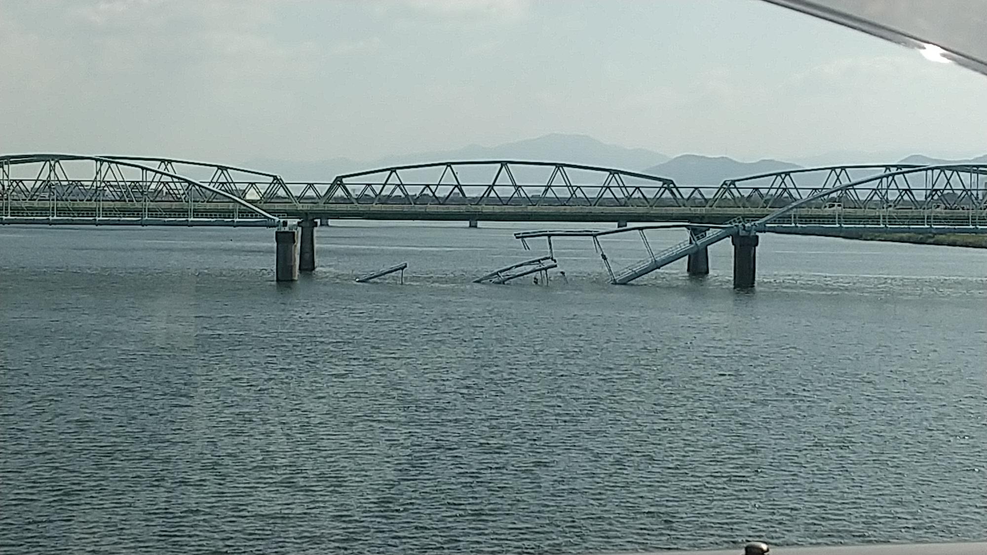 落橋した六十谷水管橋